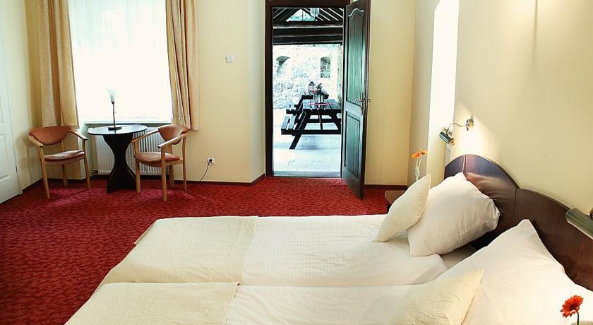 Przy Oslej Bramie Hotel Wałbrzych Buitenkant foto